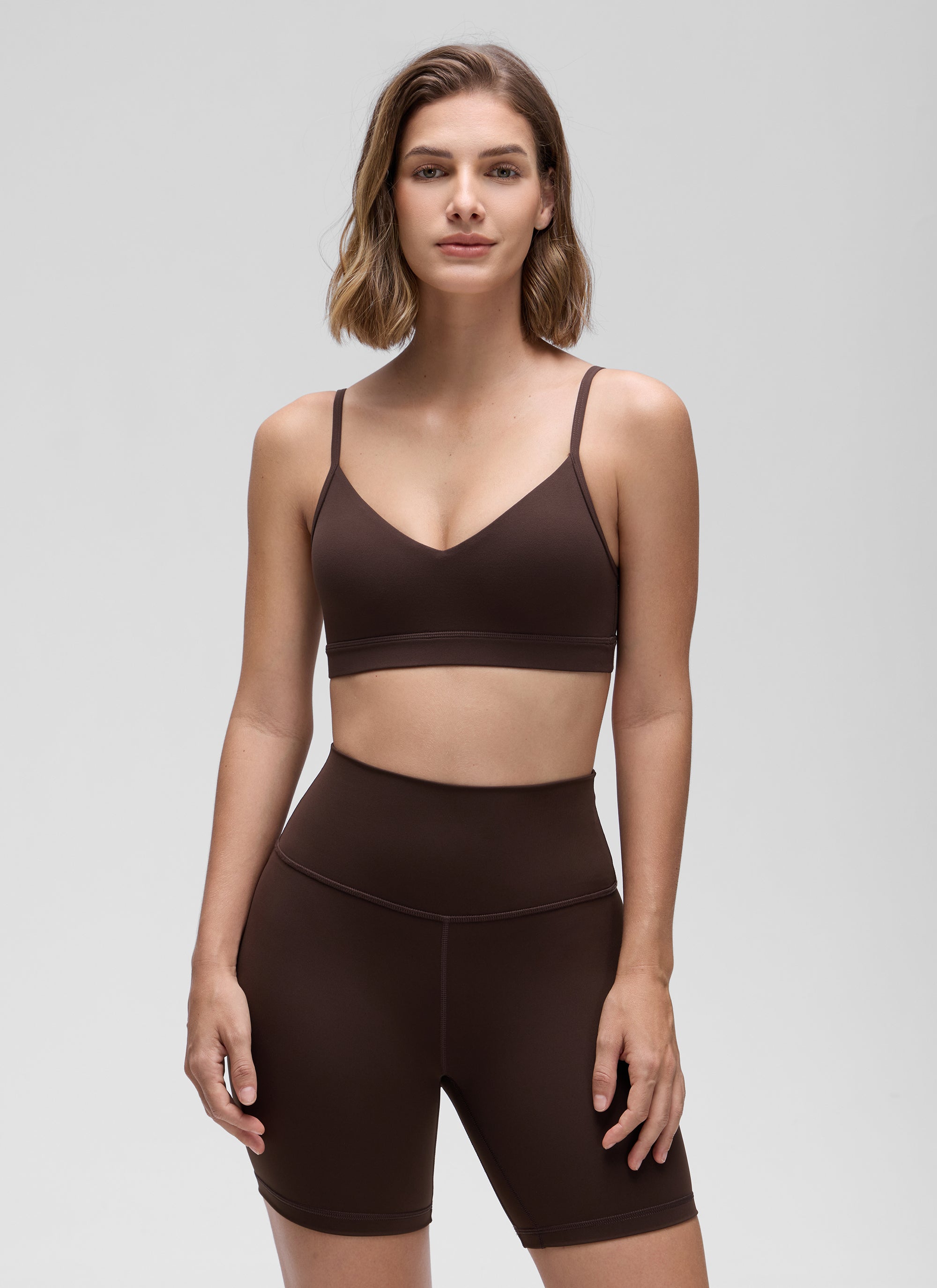 CRZ YOGAButterluxe レディース Vネックキャミソール ヨガ用パッド入りスポーツブラ ホットファッジブラウン