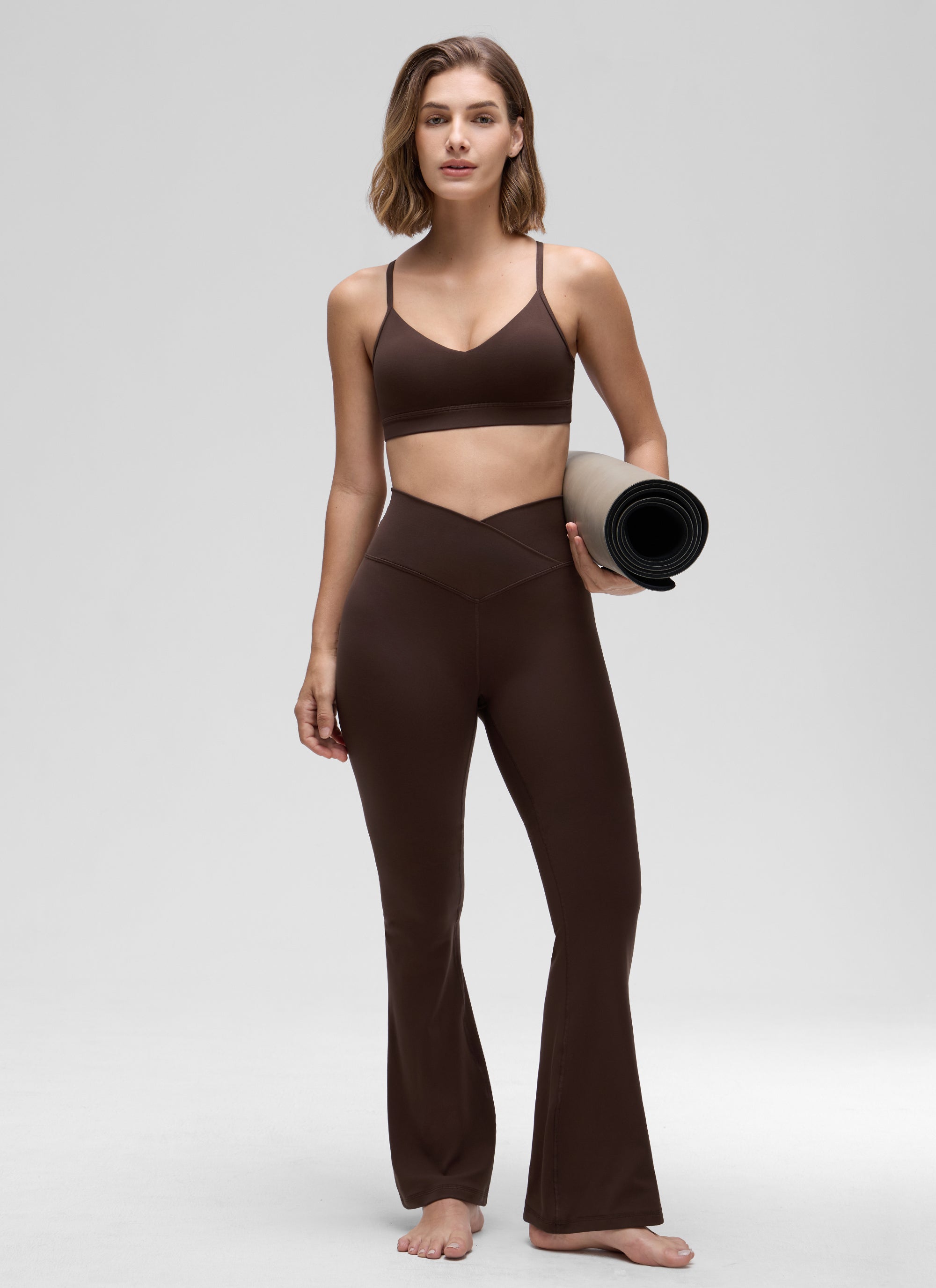 CRZ YOGAButterluxe レディース Vネックキャミソール ヨガ用パッド入りスポーツブラ ホットファッジブラウン