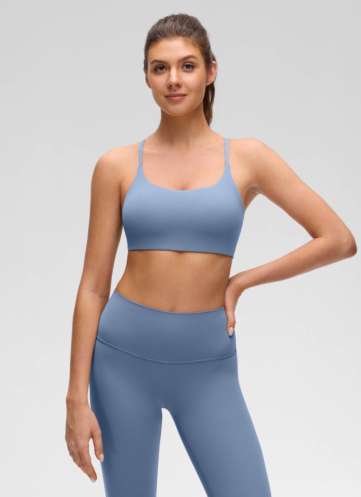 CRZ YOGA レディース「Butterluxe 」ヨガ用スクープネック・ツイストクロスバック・スポーツブラ ウォッシュドデニム