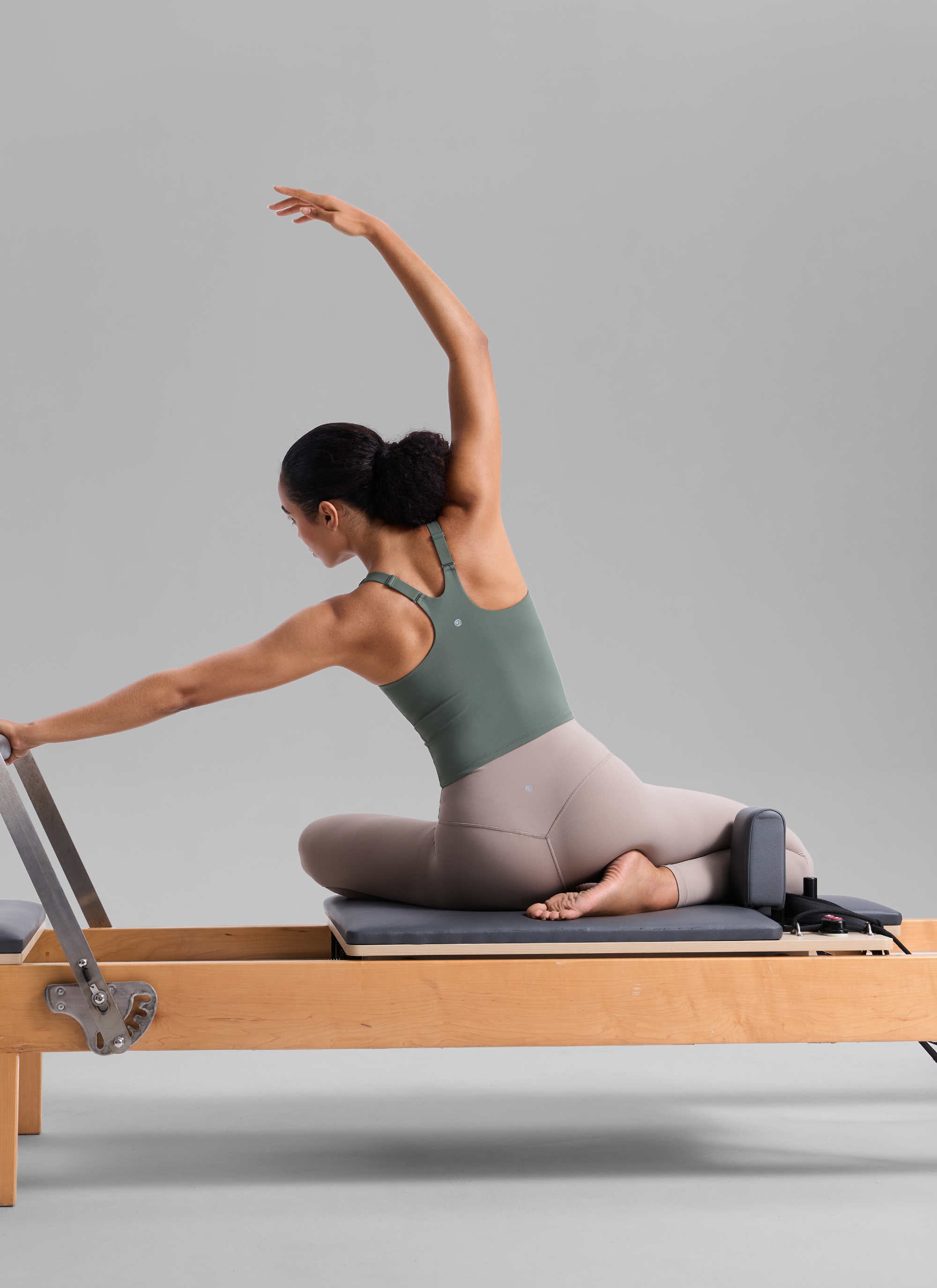CRZ YOGA レディースButterlift ワークアウト用 Vネック レーサーバック ブラ付きタンクトップ グレー・セージ