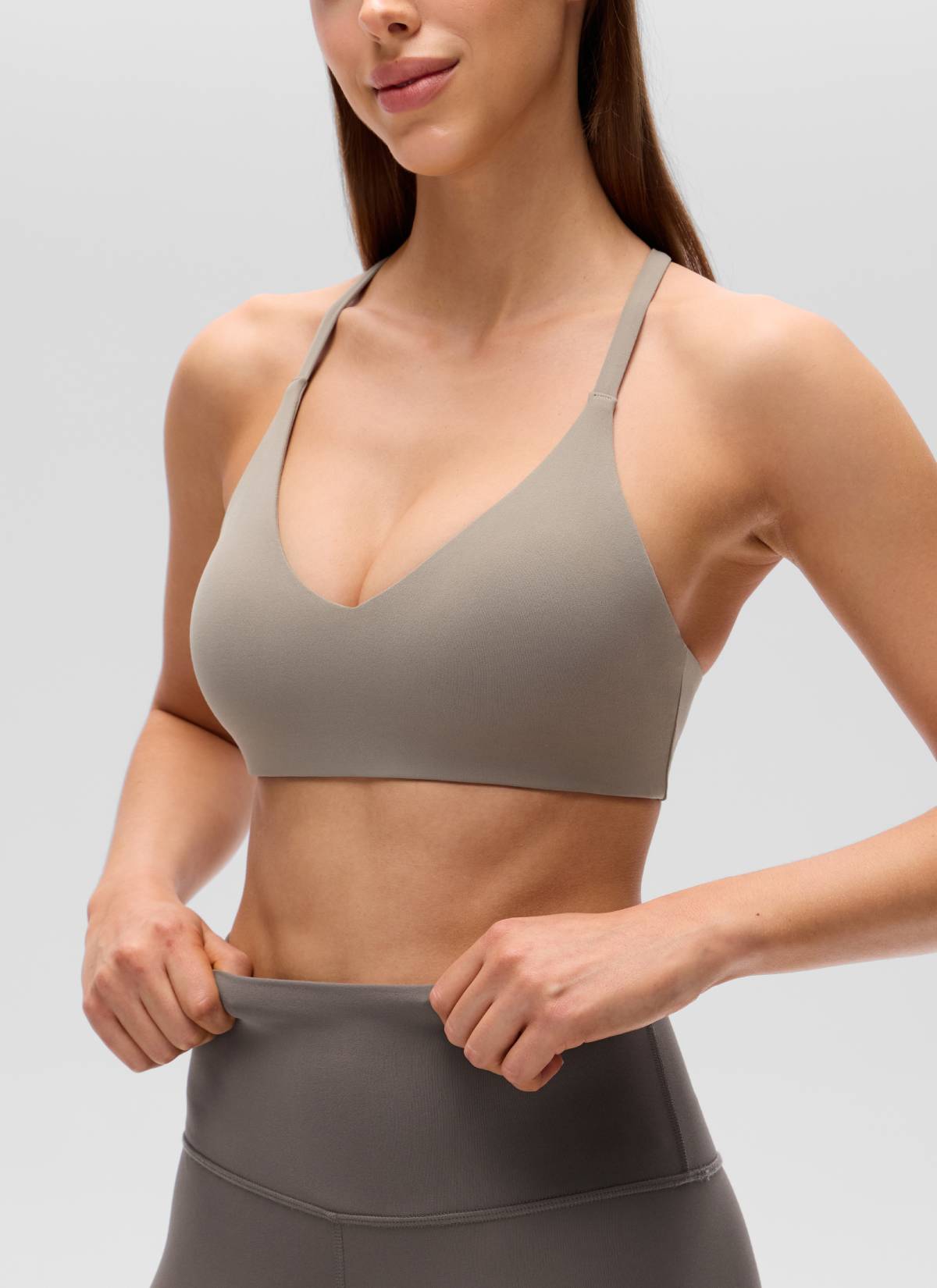 CRZ YOGA レディース Butterluxe Vネック レーサーバック 細ストラップ スポーツブラ ウォームアッシュグレー