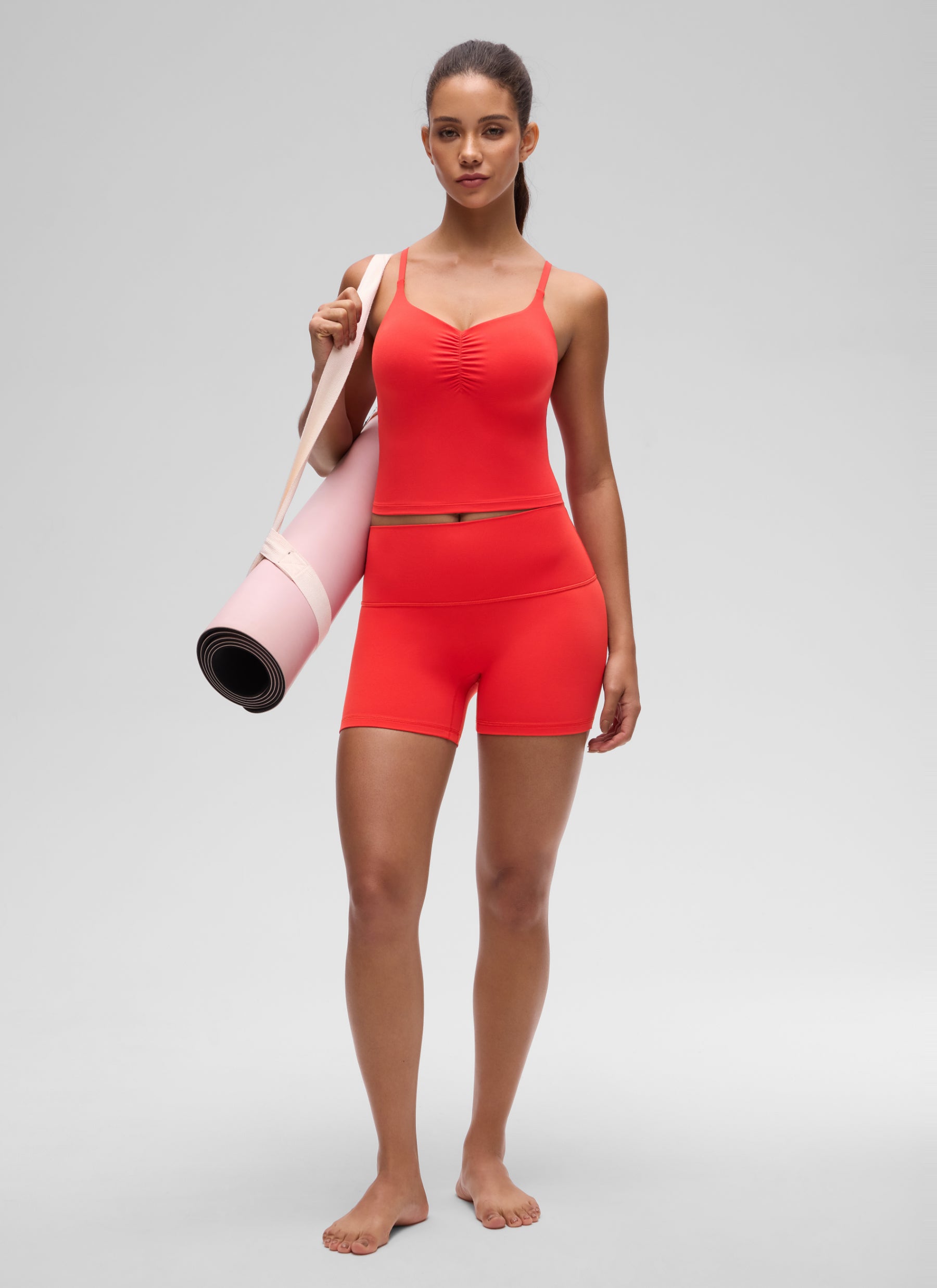 CRZ YOGA レディース Butterluxe ヨガ ギャザー Vネック Uバック クロップ パッド入りタンク ディープレッド