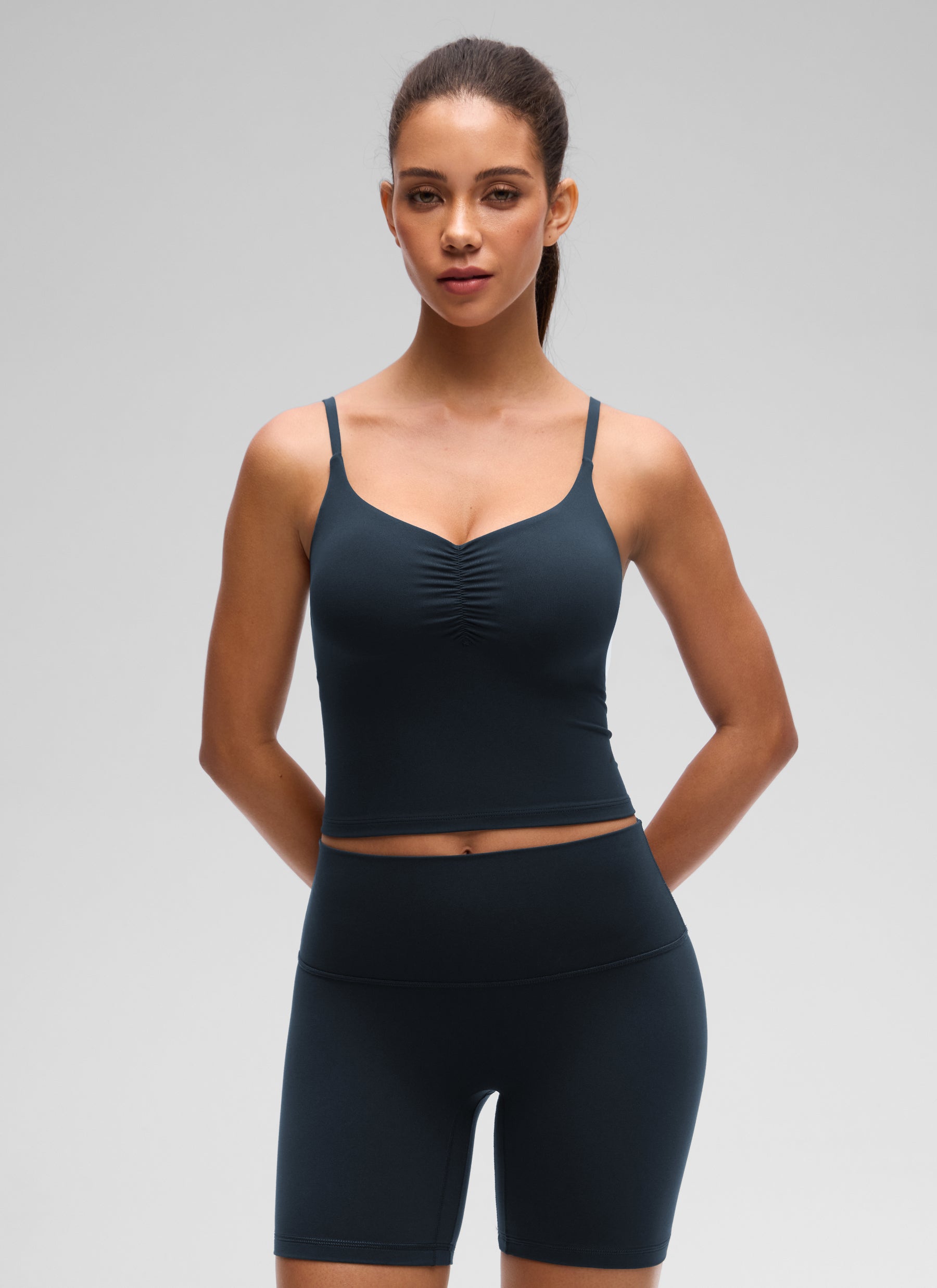 CRZ YOGA レディース Butterluxe ヨガ ギャザー Vネック Uバック クロップ パッド入りタンク トゥルーネービー