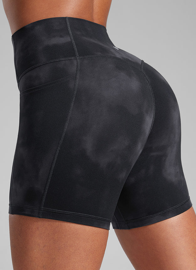 CRZ YOGA Butterlift レディース ススクランチバット フロントシームなし ポケット付き バイカーショーツ 13 cm ブラックタイダイフラワーズ